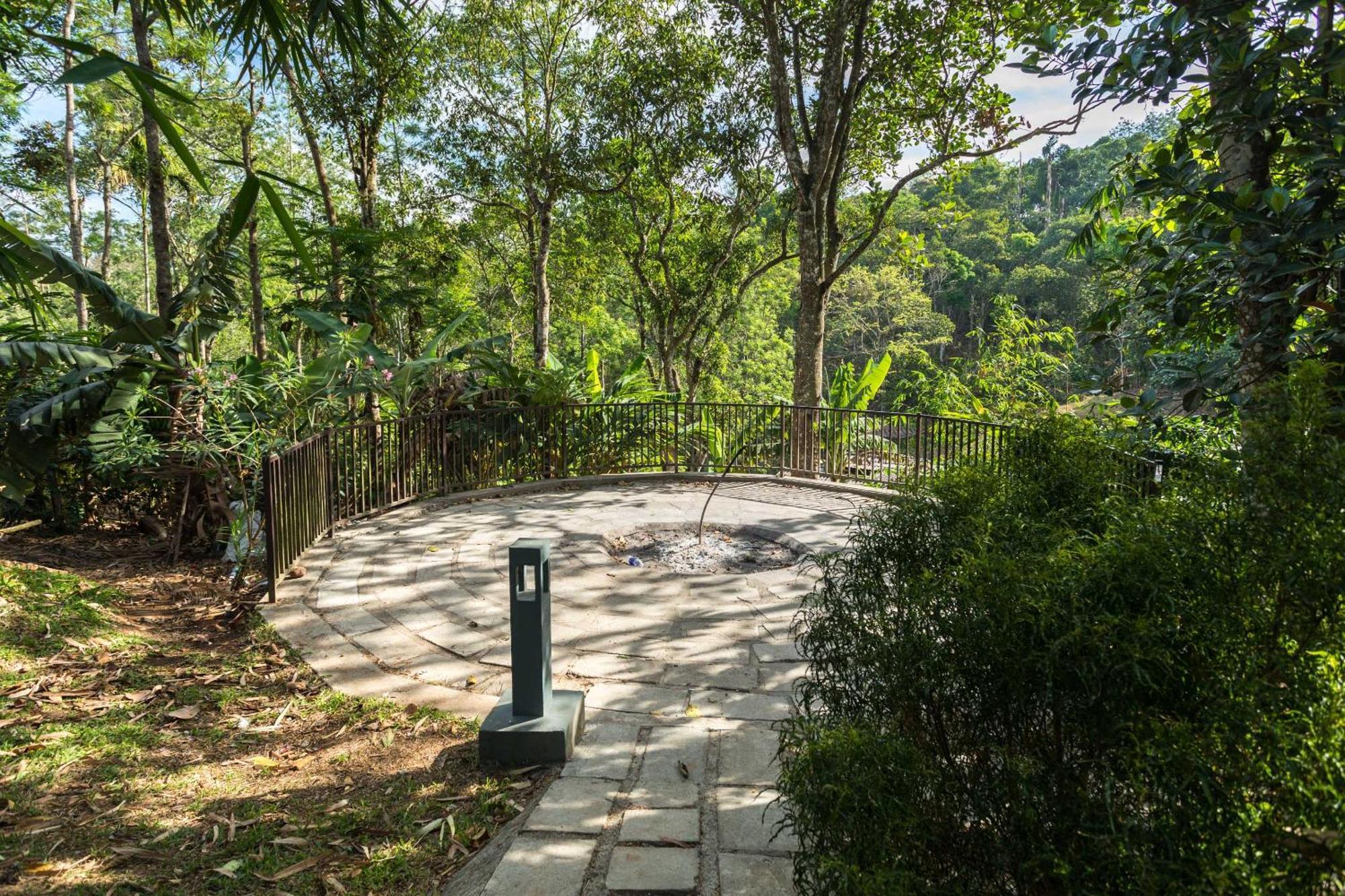 The Mountain Courtyard Thekkady Exterior foto