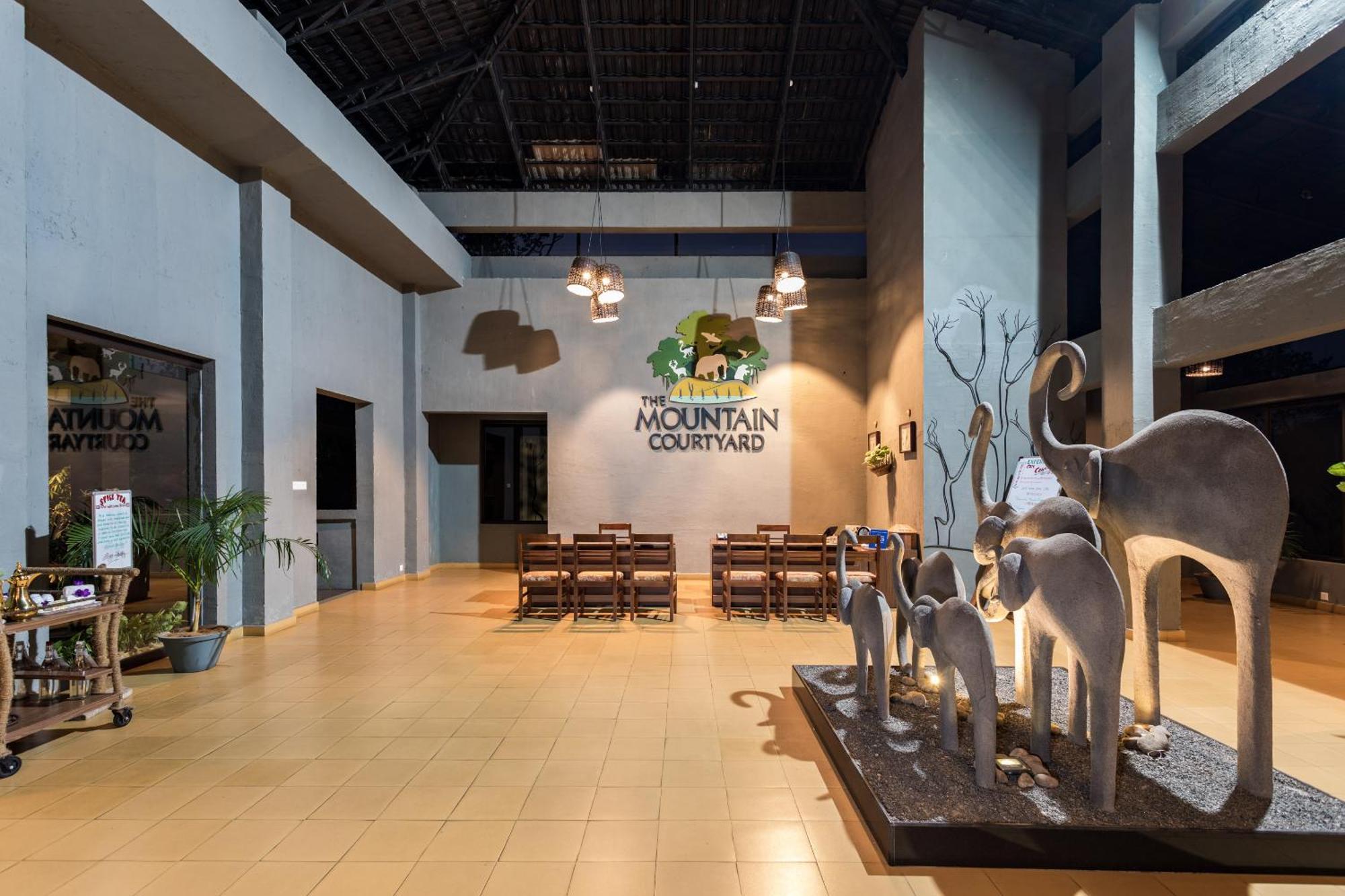 The Mountain Courtyard Thekkady Exterior foto