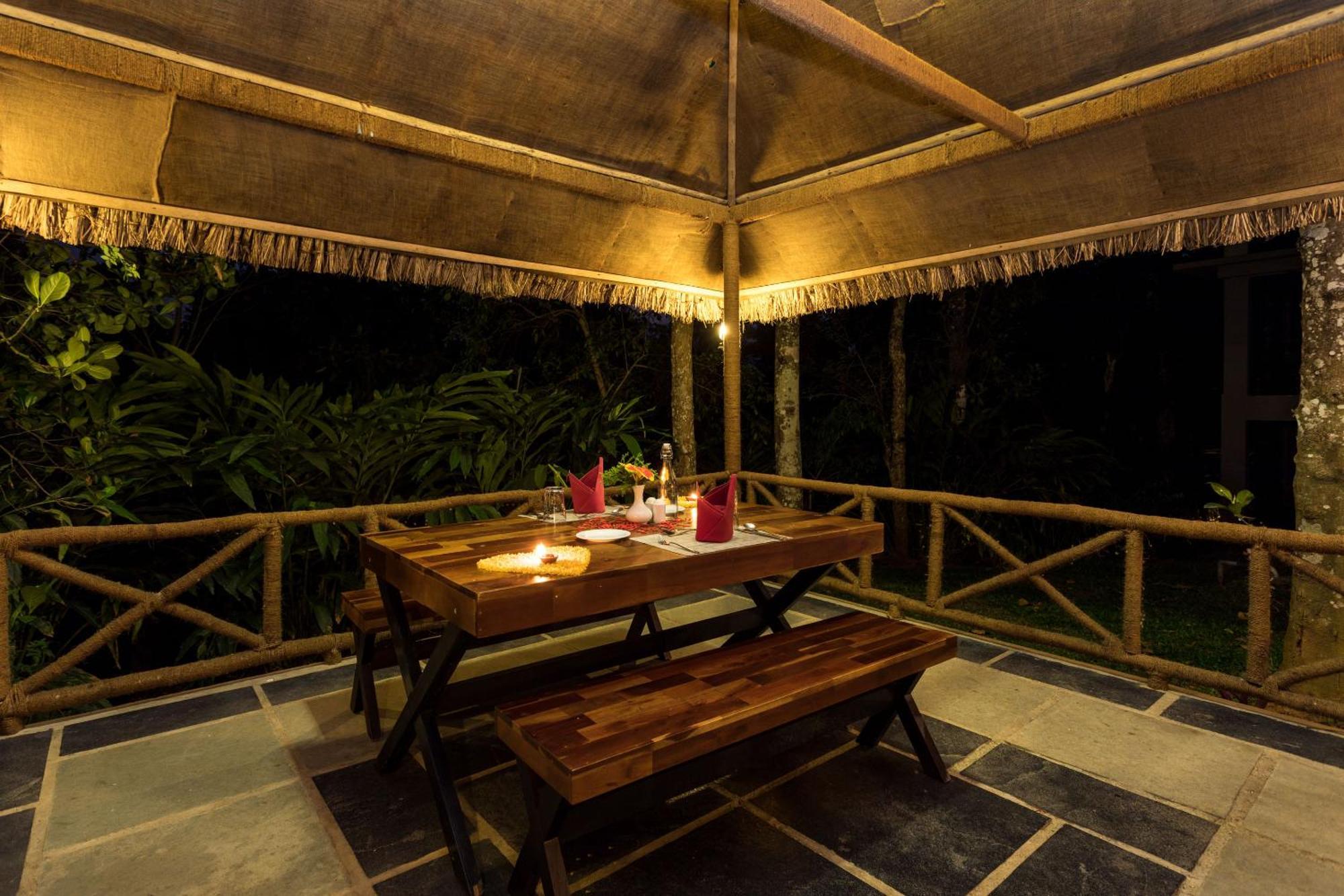 The Mountain Courtyard Thekkady Exterior foto