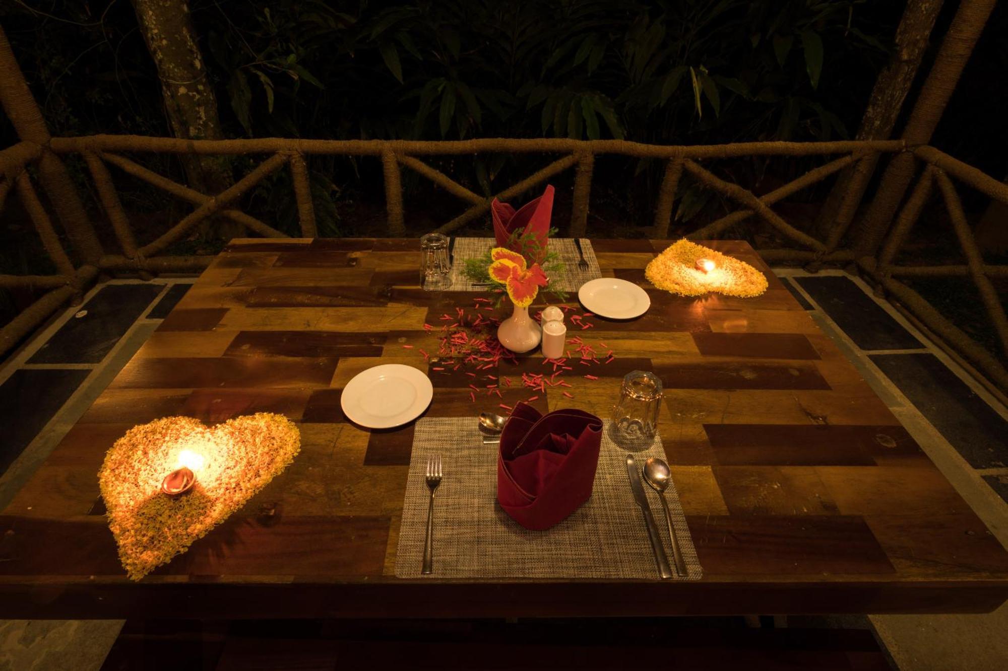 The Mountain Courtyard Thekkady Exterior foto