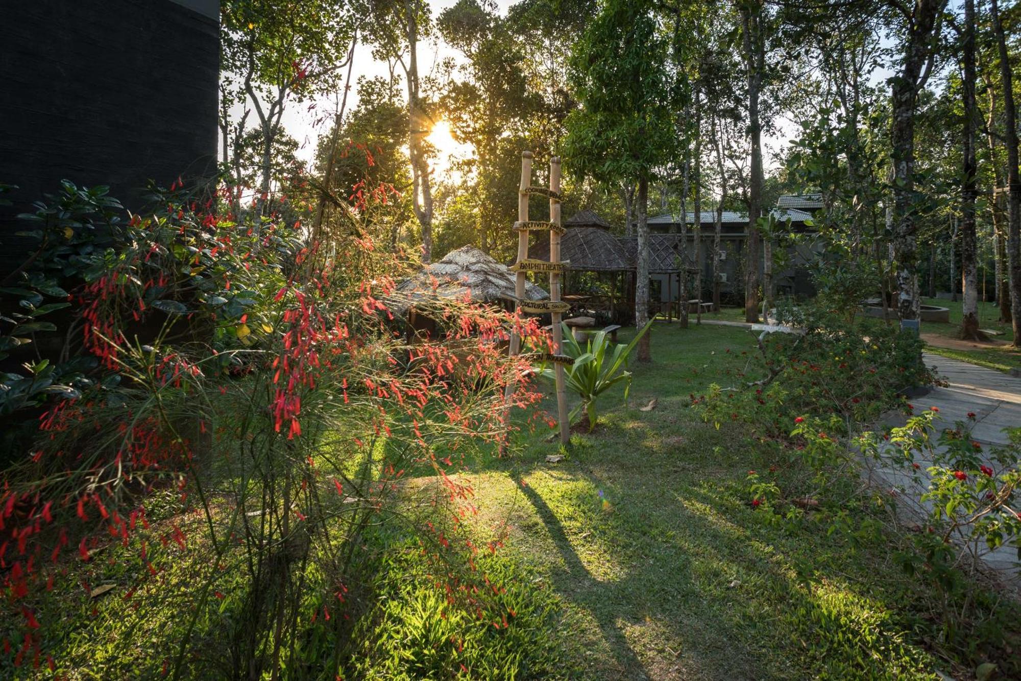 The Mountain Courtyard Thekkady Exterior foto