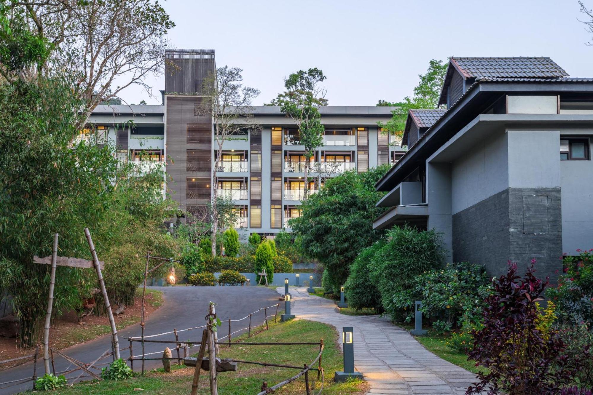 The Mountain Courtyard Thekkady Exterior foto