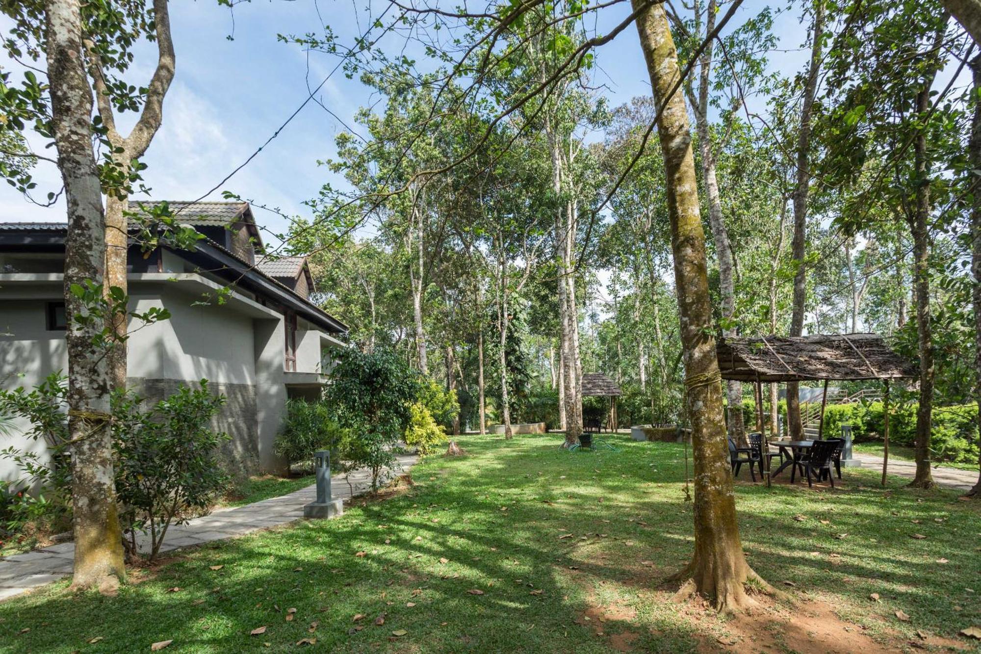 The Mountain Courtyard Thekkady Exterior foto