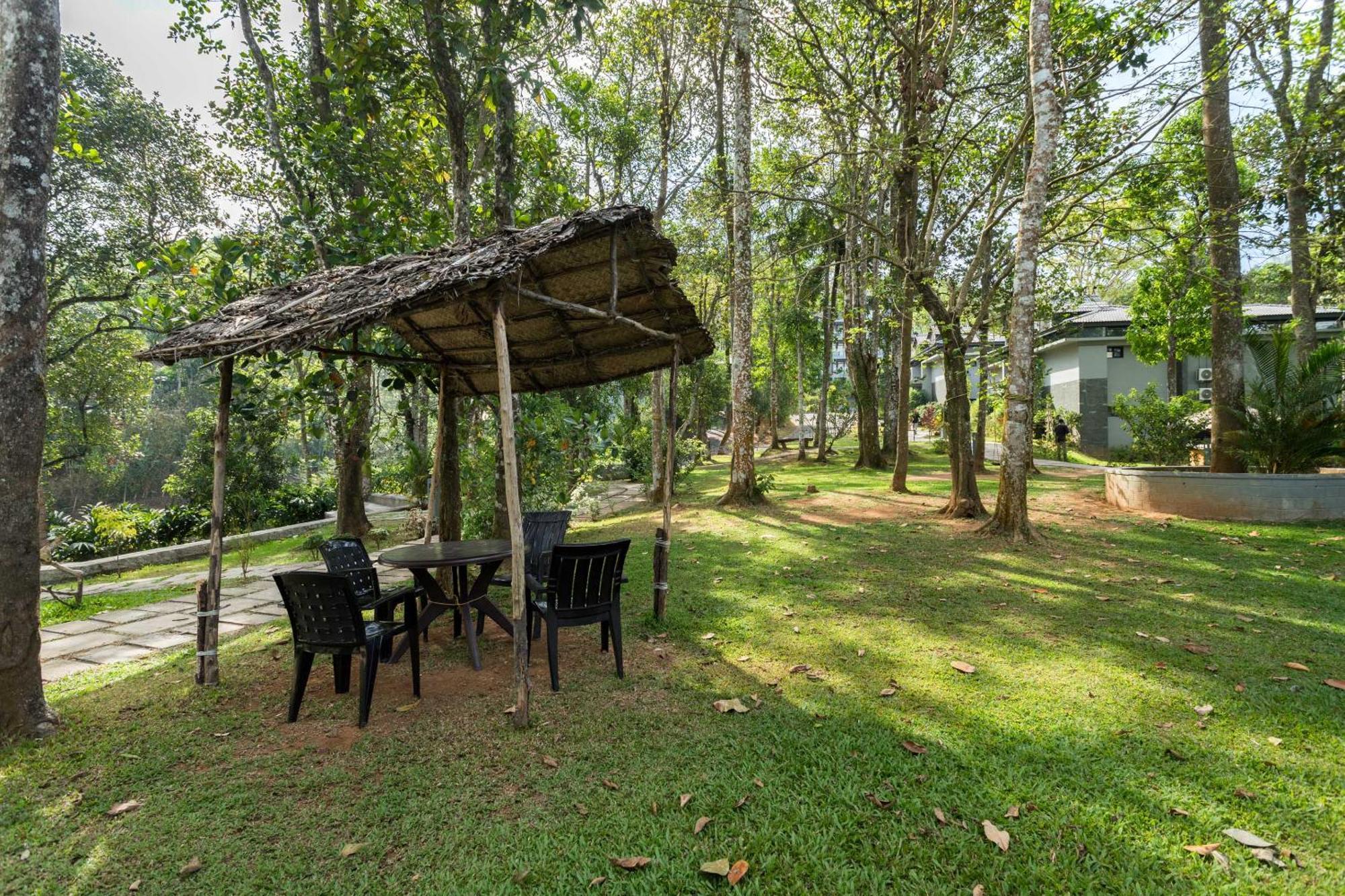 The Mountain Courtyard Thekkady Exterior foto