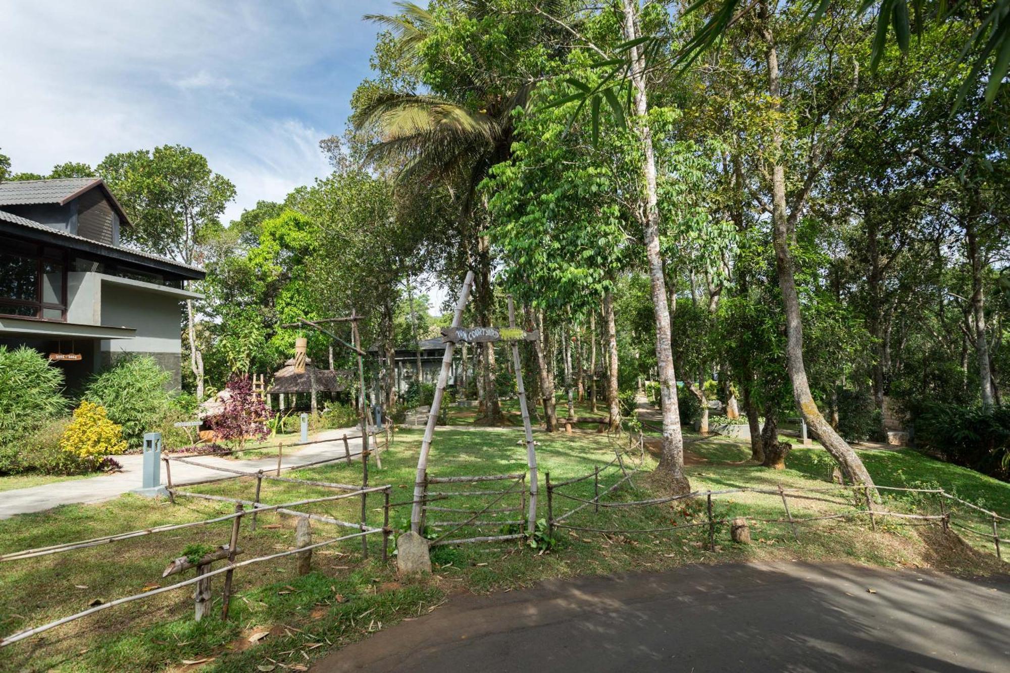 The Mountain Courtyard Thekkady Exterior foto