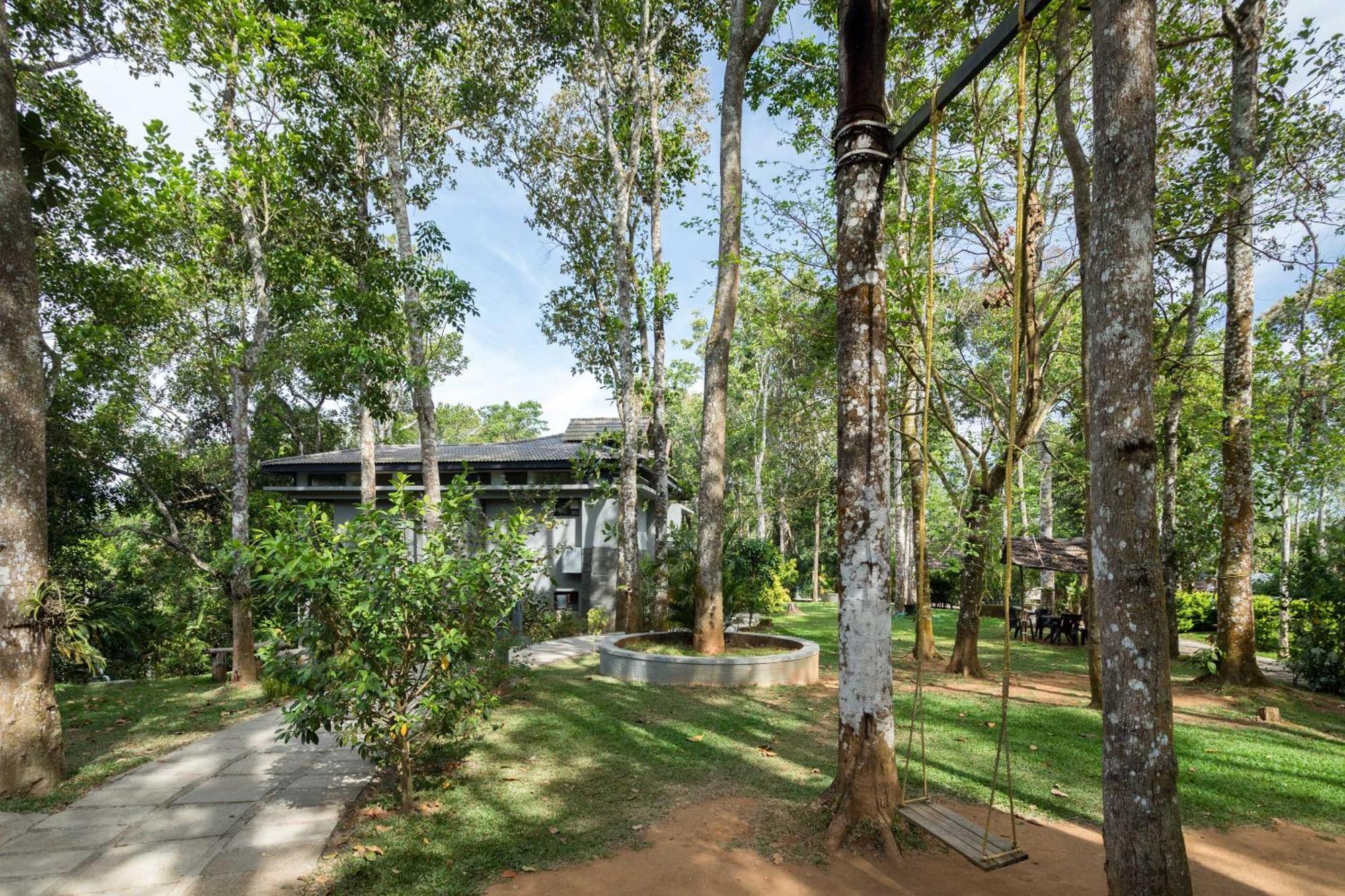 The Mountain Courtyard Thekkady Exterior foto